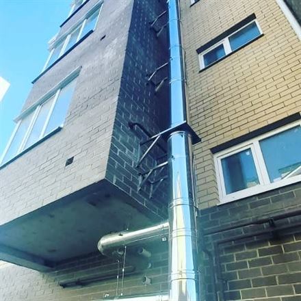 Смонтированный дымоход из нержавеющей стали на объекте — работа ТВК