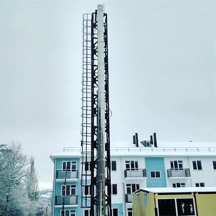 Смонтированный дымоход из нержавеющей стали на объекте — работа ТВК