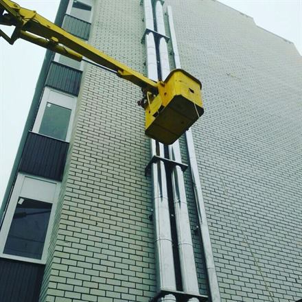 Смонтированный дымоход из нержавеющей стали на объекте — работа ТВК